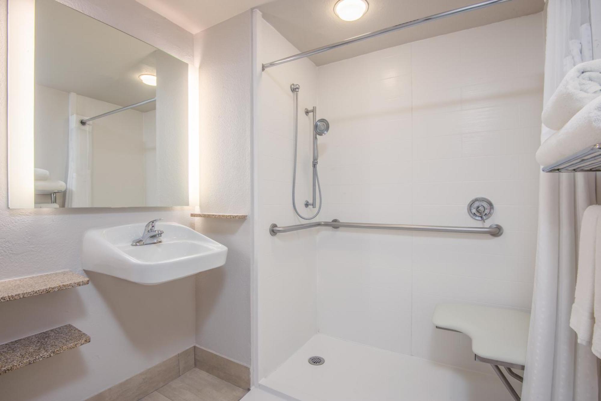 Express El Paso-central By Ihg Hotel 2*