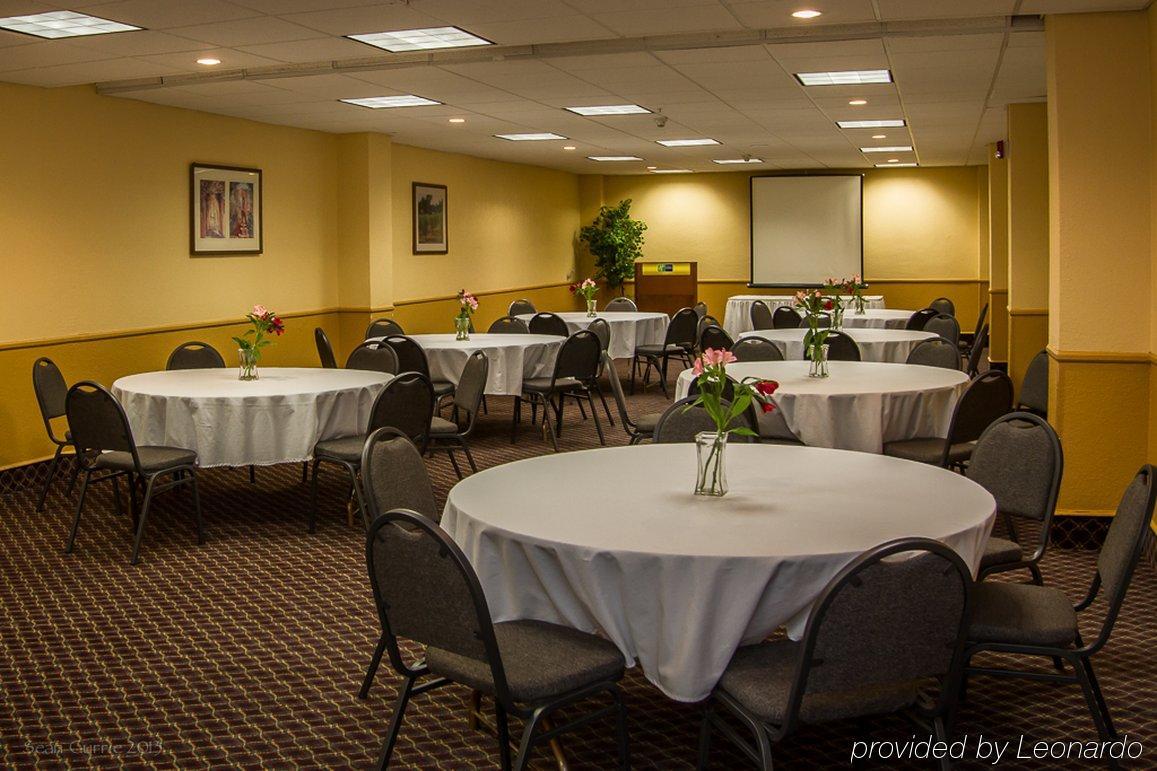 Express El Paso-central By Ihg Hotel 2*